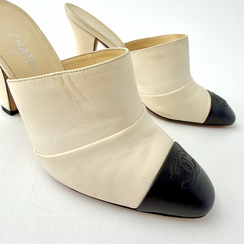 CHANEL || Ivory Leather Black Cap Toe CC Mule Heels Slides EU 37C - Picture 7 of 13